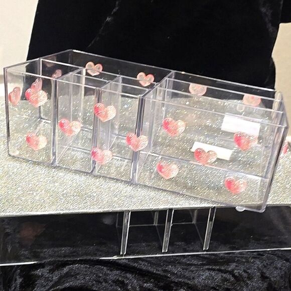 At Home Clear 3D Heart-Patterned Sectioned Cosmetic Organizer - Picture 6 of 8